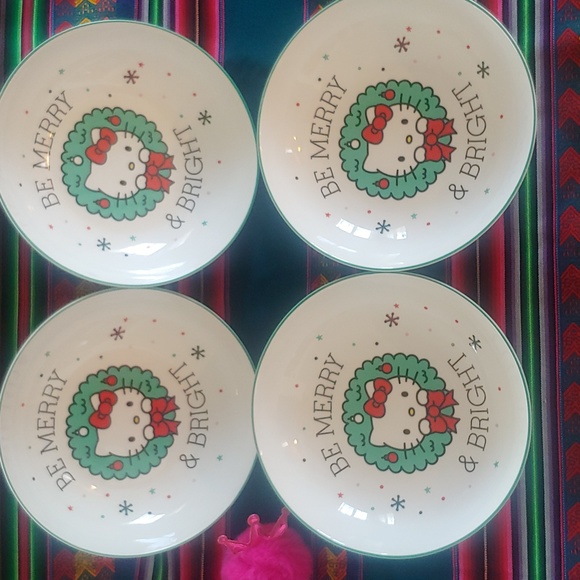 š²Price Dropā!$40 for 4 Hello Kitty Christmas Plate Bowls NEW - Picture 3 of 10